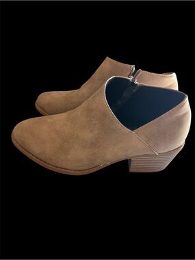 Women’s size 41 short booties with heel. Non-branded. Smooth beige vegan leather